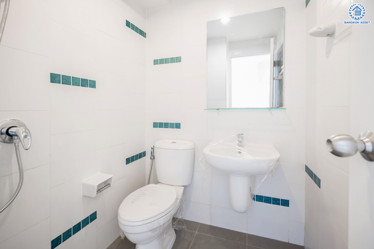 บ้านมือสอง ม.ลุมพินีทาวน์วิลล์ ราชพฤกษ์-นครอินทร์ เนื้อที่ 17.5 ตร.ว. ฟังก์ชัน 3 ห้องนอน 2 ห้องน้ำ 1 ห้องอเนกประสงค์ชั้นดาดฟ้า จอดรถได้ 2 คัน พร้อม Living Room กว้างขวาง เดินทางสะดวก เข้า-ออกได้หลายเส้นทาง ทั้ง ถ.นครอินทร์, ถ.ราชพฤกษ์ ใกล้ทางด่วน "ศรีรัช"